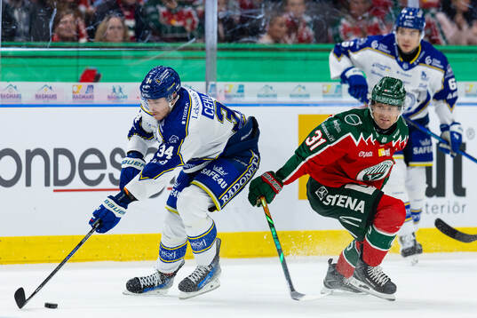 Leksands Peter Cehlarik och Frölundas Nicklas Lasu
