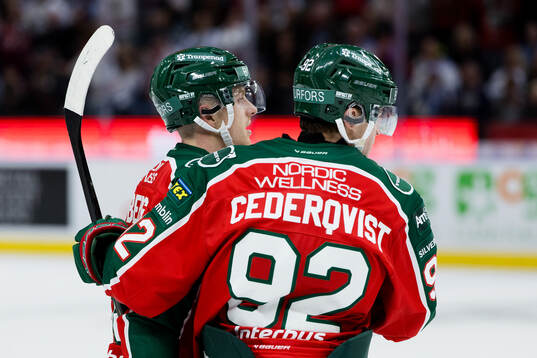 Frölundas Linus Högberg jublar med Filip Cederqvist