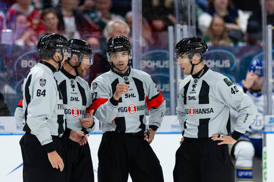 Linjedomare Andreas Malmqvist, domare Tobias Björk, domare