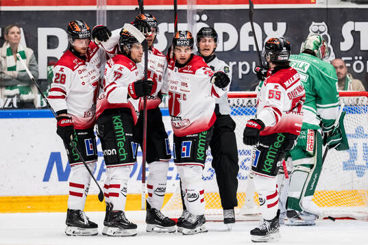 Örebros Christopher Mastomäki och Glenn Gustafsson jublar