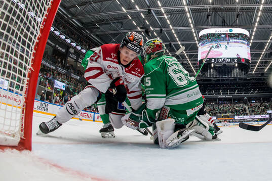 Örebros Patrik Puistola och Rögles målvakt Christoffer