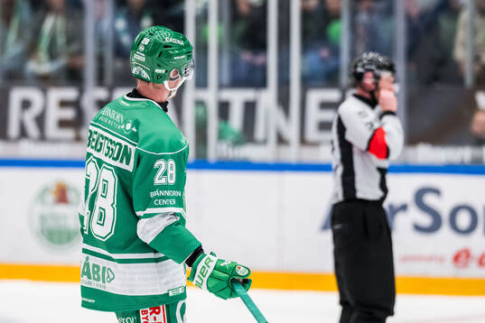 Rögles Anton Bengtsson reagerar på ett domslut
