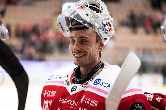 Timrås målvakt Jacob Johansson jublar