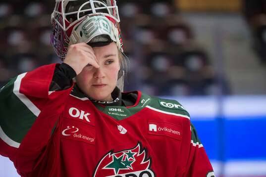 Modos målvakt Lovisa Persson innan ishockeymatchen i SDHL