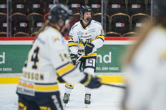 HV71s Alva Johansson innan ishockeymatchen i SDHL mellan