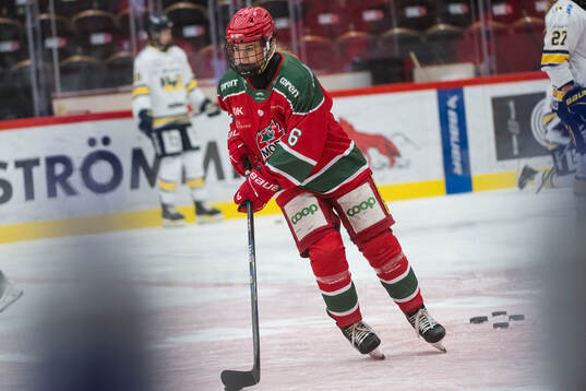 Modos Ebba Lindberg innan ishockeymatchen i SDHL mellan