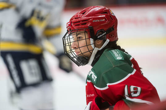 Modos Justine Leanne Reyes innan ishockeymatchen i SDHL