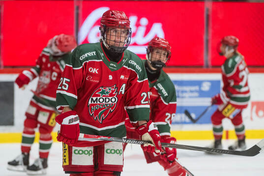 Modos Maja Grundström innan ishockeymatchen i SDHL mellan
