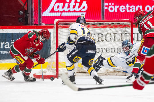 Modos Maja Grundström gör 1-0 bakom HV71s målvakt