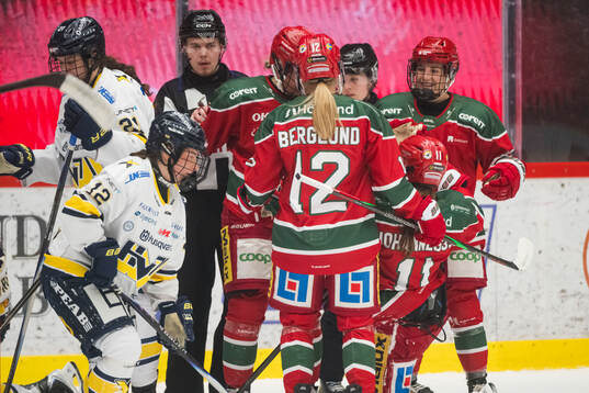Modos Maja Grundström jublar med lagkamrater