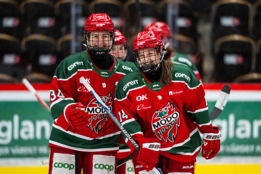 Modos Vendula Pribylova och Lovisa Engström jublar
