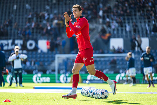 Fredrik Pallesen Knudsen of Brann warms up