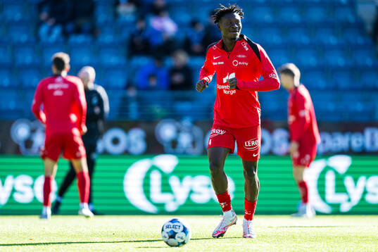Nana Kwame Boakye of Brann warms up
