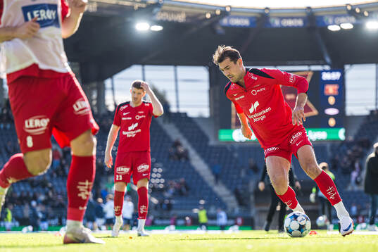 Fredrik Pallesen Knudsen of Brann warms up