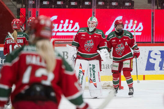 Modos målvakt Lovisa Persson och Linnéa Andersson jublar