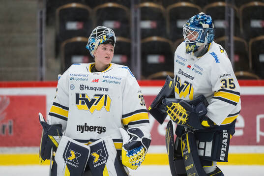 HV71s målvakt Viktorie Svejdova och målvakt Stephanie
