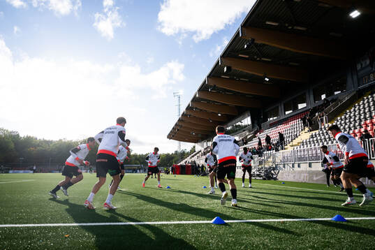 Brommapojkarnas spelare värmer upp