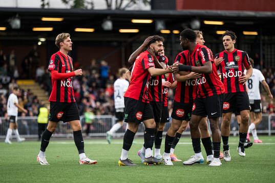 Brommapojkarnas Daleho Irandust jublar med lagkamrater