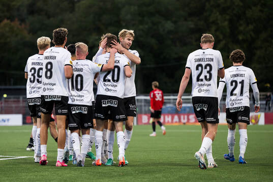 Häckens Adrian Svanbäck jublar med lagkamrater