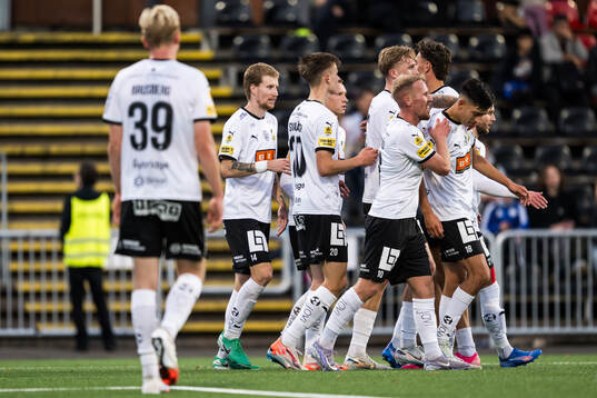 Häckens Simon Gustafson jublar med lagkamrater