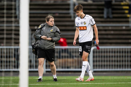 Häckens Adrian Svanbäck lämnar plan efetr skada