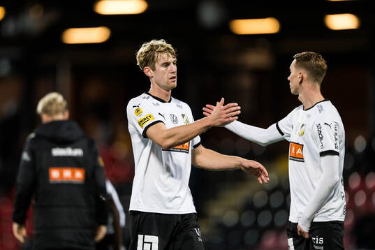 Häckens Filip Helander och Julius Lindberg jublar