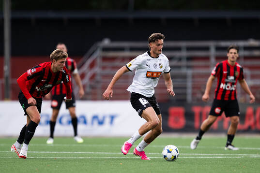 Brommapojkarnas Lukas Björklund och Häckens Silas Andersen
