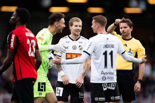 Häckens målvakt Etrit Berisha, Simon Gustafson och Julius