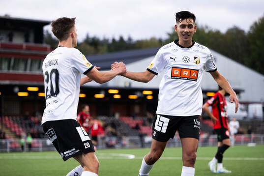 Häckens Adrian Svanbäck jublar med Danilo Al-Saed