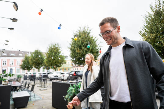 Mjällbys Jacob Bergström anländer när laget gemensamt