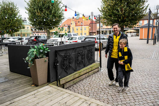 Mjällbys klubbchef Jacob Lennartsson anländer
