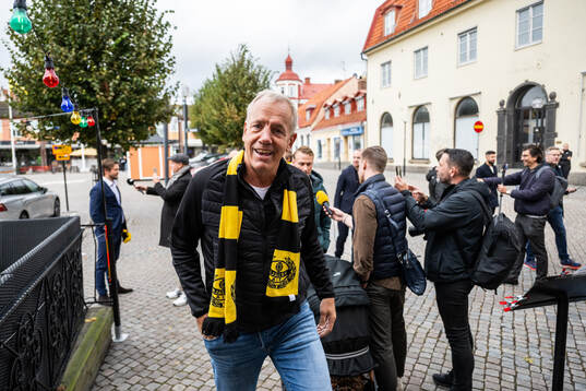 Mjällbys sportchef Hasse Larsson anländer