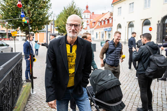 Mjällbys ordförande Magnus Emeus anländer