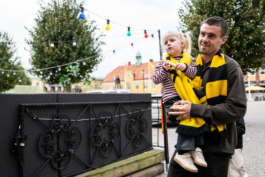 Mjällbys Jesper Gustavsson anländer med familj