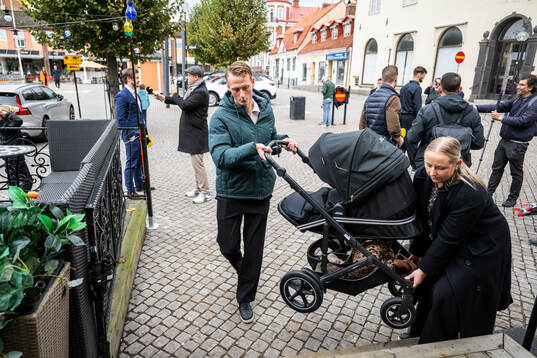 Mjällbys Alexander Johansson anländer med familj