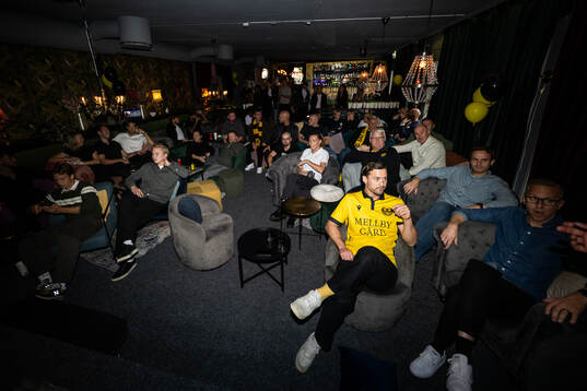 Mjällbys spelare och ledare när laget gemensamt följer