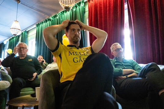 Mjällbys klubbchef Jacob Lennartsson när laget gemensamt