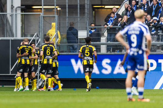 Hammarbys Paulos Abraham jublar med lagkamrater