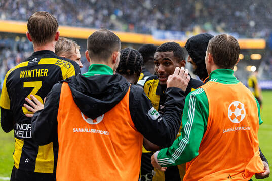 Hammarbys Paulos Abraham jublar med lagkamrater