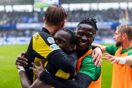 Hammarbys Okeke Obilor Denzel jublar med lagkamrater