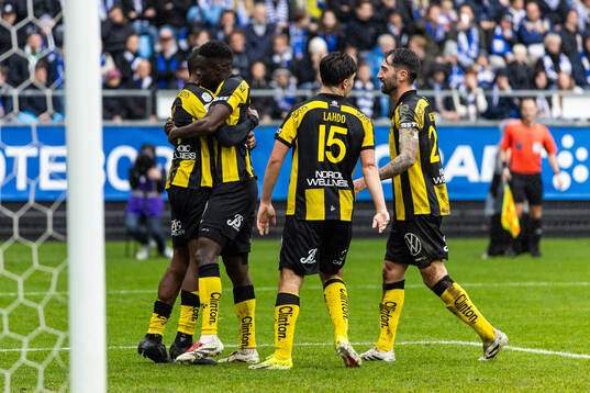 Hammarbys Paulos Abraham jublar med Okeke Obilor Denzel,