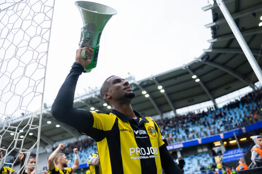 Hammarbys Paulos Abraham håller i segersång framför