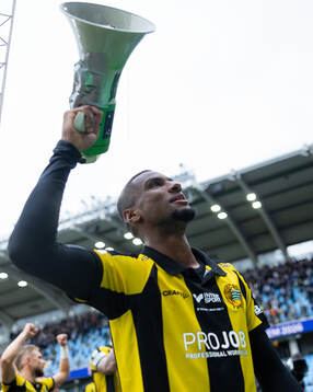 Hammarbys Paulos Abraham håller i segersång framför