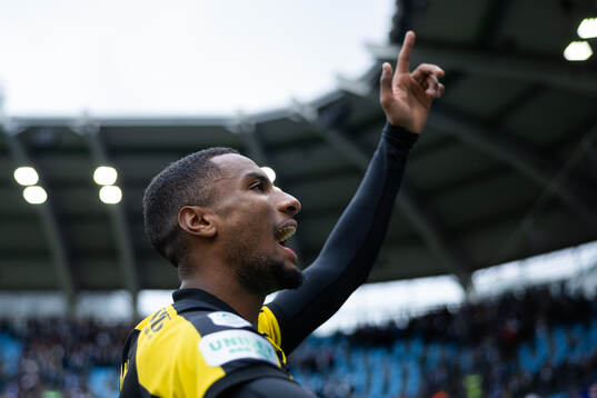 Hammarbys Paulos Abraham håller i segersång framför