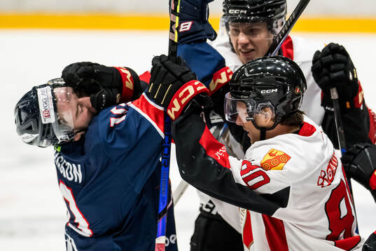 Halmstads Oscar Johnsson och Hanvikens s Mika Ounasvuori