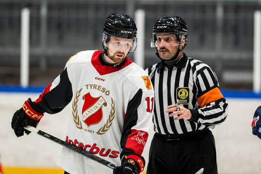 Hanvikens s Lucas Feuk och Domare Robin Werner