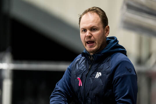 Halmstads assisterande tränare David Axebrink reagerar