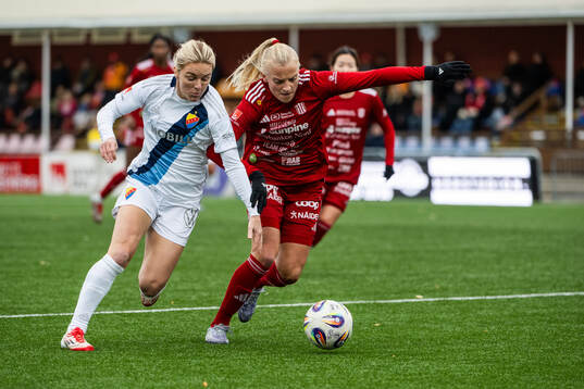 Djurgårdens Mimmi Wahlström och Piteås Wilma Carlsson