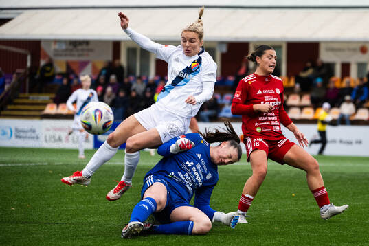 Djurgårdens Mimmi Wahlström och Piteås målvakt Lauren