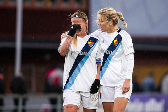 Djurgårdens Therese Åsland och Mimmi Wahlström deppar